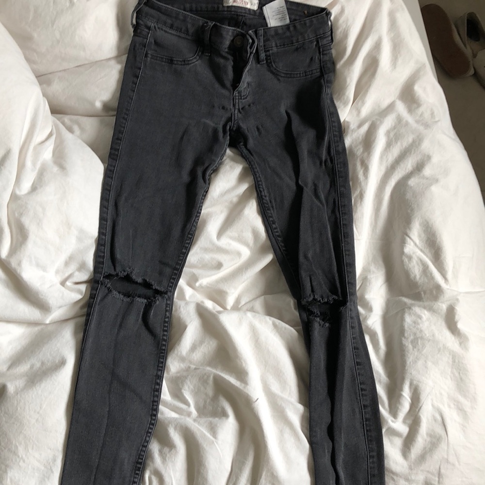 BLACK RIPPED SKINNY JEANS